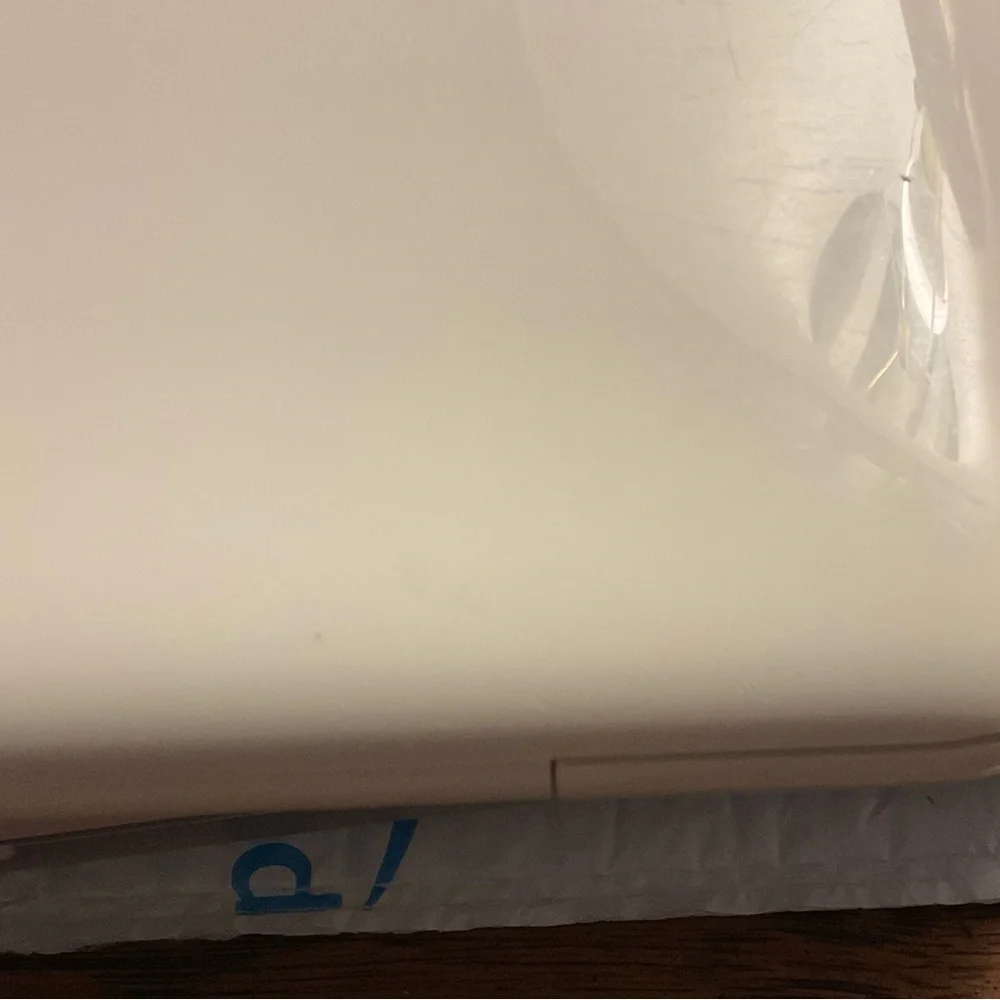 MacBook 13.3” Mid 2010 White 250 HHD 2GB MEMORY 1067 DDR3 CORE 2 DUO PROCESSOR💻